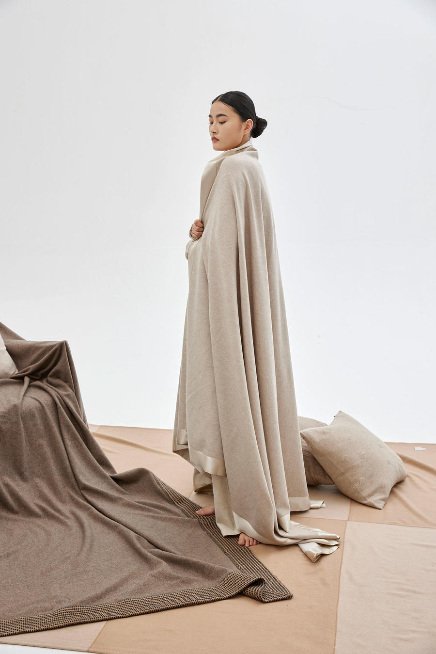 Double-sided cashmere blanket with silk border